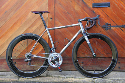 Vuelo Velo Twisted V8
